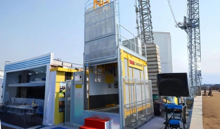 Passenger hoist product photo
